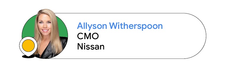 Allyson Witherspoon, CMO von Nissan, ist in einem grünen Kreis von der Mitte des Oberkörpers aufwärts zu sehen. Witherspoon hat langes blondes Haar und trägt eine schwarze Jacke. Ein gelbes Standort-Symbol befindet sich unten links im Foto.