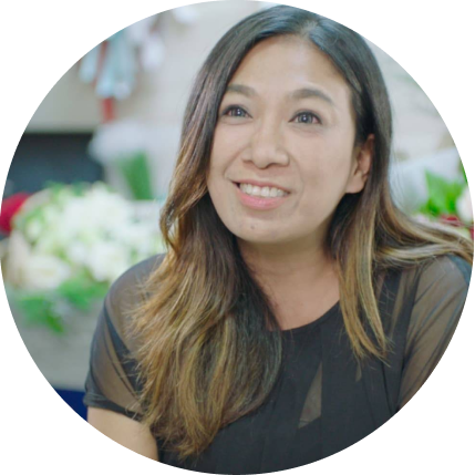 รูปภาพหลัก - ผู้หญิงกำลังเตรียมโรยหน้าโดนัทในถาด