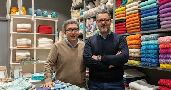 Uomini in piedi uno accanto all’altro in un negozio di biancheria.
