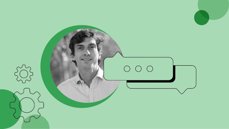 Dentro de un círculo, el retrato de Ramiro Sanchez, Sr Director de Marketing para Google Latinoamérica, sobre fondo verde. A la izquierda dos íconos de engranajes. A la derecha, dos globos de diálogo.