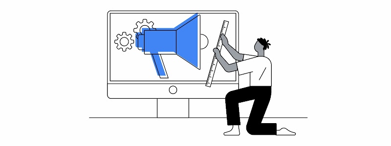 Una persona con pelo corto y pantalón negro alza una regla larga y mide una bocina azul, que está en una pantalla de computadora. Detrás, dos engranajes.