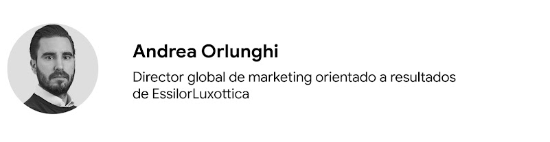 Foto de Andrea Orlunghi, director global de marketing orientado a resultados de EssilorLuxottica. Orlunghi es de piel clara y tiene cabello oscuro corto, barba perfilada y bigote. Lleva una camisa blanca y un jersey oscuro de cuello redondo.