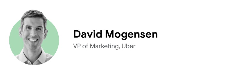 David Mogensen, VP of Marketing di Uber, sorride in modo affabile in una foto ritratto in bianco e nero su uno sfondo verde chiaro. Ha i capelli corti, la pelle e gli occhi chiari e indossa una camicia bianca con collo abbottonato.
