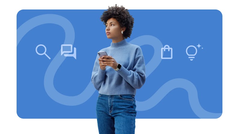 Una mujer sostiene su smartphone sobre un fondo azul con iconos de búsqueda, mensaje, compra e idea. No hay texto en la imagen.