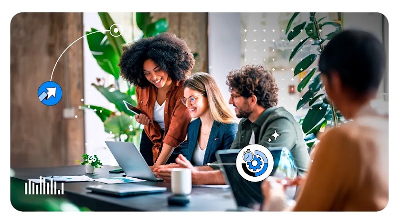 Dos mujeres y un hombre colaboran ante un portátil en una oficina moderna. Gráficos de flecha ascendente, barras y engranaje con reloj superpuestos representan crecimiento, productividad y gestión eficiente.