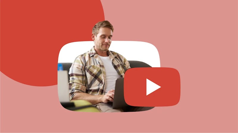 Un hombre con camisa a cuadros mira su computadora. Enfrente de él, el logo de YouTube. De fondo, un color rojo claro y un círculo más oscuro.