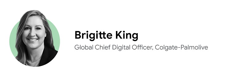 Brigitte King, Global Chief Digital Officer de Colgate-Palmolive, affiche un sourire avenant dans un portrait noir et blanc en gros plan, sur un fond vert clair. Elle a les cheveux longs de teinte intermédiaire, la peau et les yeux clairs, et porte une ve