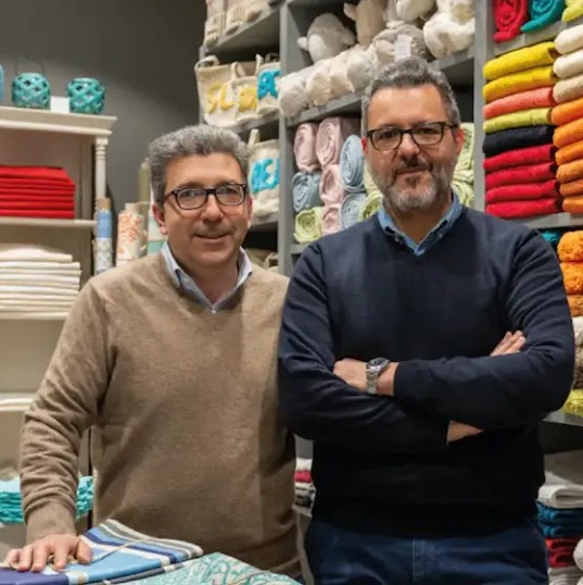 Uomini in piedi uno accanto all’altro in un negozio di biancheria.