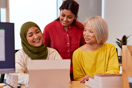 Seorang praktisi berdiri di ruang kantor terbuka, yang merupakan peserta Google Ads Impact Awards.  