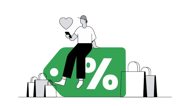 Una persona con gorra y mirando un dispositivo móvil está sentada sobre un tag de compras verde con un signo de porcentaje en blanco. Alrededor, hay bolsas de compras.