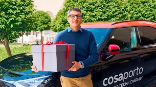 Il fondatore di Cosaporto in piedi fuori dall'ufficio