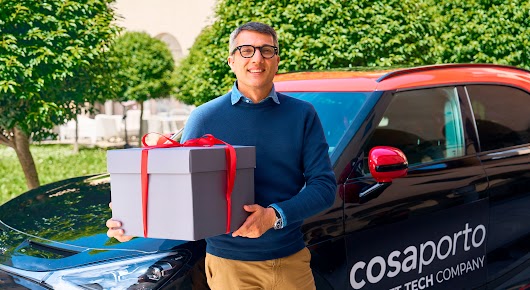 Il fondatore di Cosaporto in piedi fuori dall'ufficio