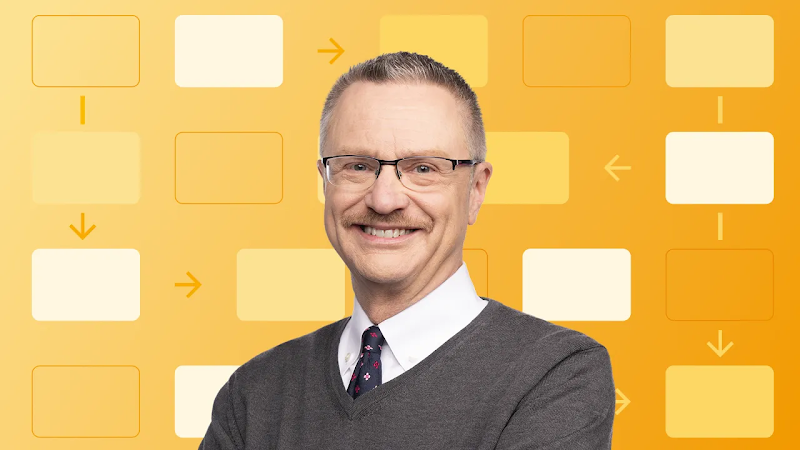 Retrato de Jim Lecinski, profesor y autor, en el que aparece sonriendo. Tiene el pelo corto y los ojos y la piel claros, y lleva gafas, jersey, camisa y corbata. Detrás de él, se muestra un flujo de trabajo de sistema.