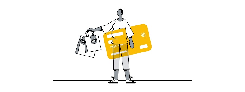 Una mujer de pelo corto tiene en una mano dos bolsas de compras y, con la otra, sostiene una tarjeta de crédito grande en color amarillo.