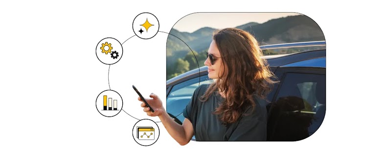 Mujer de pelo largo y gafas de sol al aire libre consultando su smartphone apoyada en un coche, ilustrando la captura de señales de datos sólidos para una estrategia de marketing digital impulsada por IA.