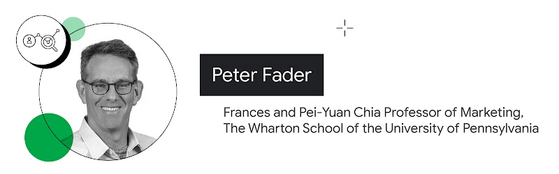 Retrato de ombros para cima de Peter Fader, Professor de Marketing na Universidade da Pennsylvania. Ele está sorrindo, tem cabelos curtos e usa um par de óculos de armação quadrada.
