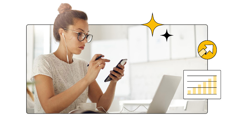Frente a una computadora, una mujer con pelo recogido y anteojos mira su teléfono móvil. A su derecha, aparecen tres íconos: un gráfico de barras con sentido ascendente, una flecha amarilla hacia arriba y una estrella.