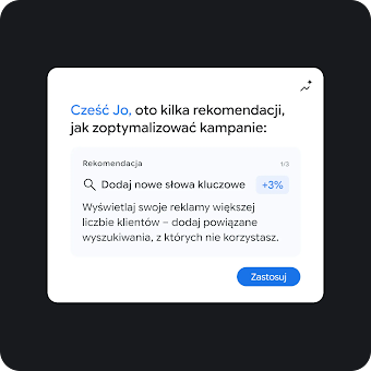 Interfejs użytkownika z powitaniem: „Cześć, Julia. Oto kilka rekomendacji dotyczących optymalizacji Twoich kampanii:”. Poniżej znajduje się karta rekomendacji oznaczona „Rekomendacja 1/3”, zawierająca ikonę lupy i nagłówek „Dodaj nowe słowa kluczowe +3%”. Tekst opisowy na karcie głosi: „Wyświetlaj swoje reklamy większej liczbie klientów, dodając trafne wyszukiwania, których Ci brakuje”. W prawym dolnym rogu karty znajduje się niebieski przycisk „Zastosuj”.