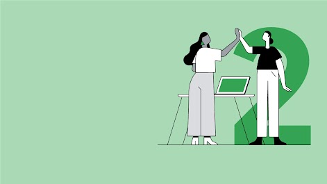 Die Grafik zeigt eine große zwei auf der linken Seite und zwei Frauen über einem Laptop in der Mitte.  Die Grafk symbolisiert den Einsatz von Smart Bidding und Broad Match.