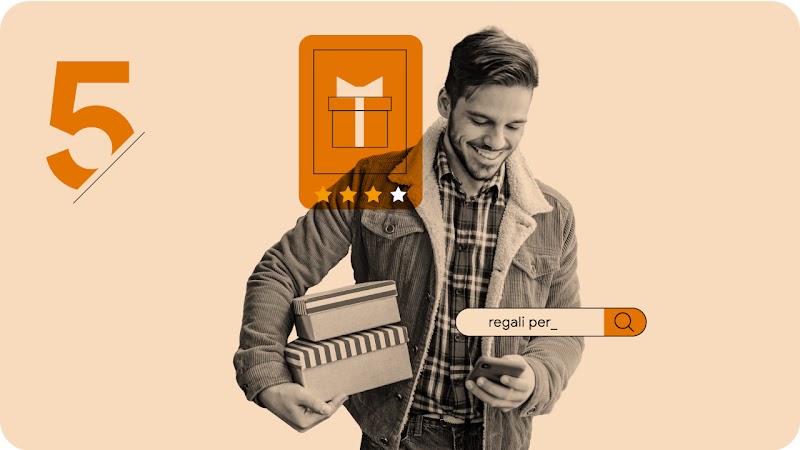 Una persona con una camicia di flanella, una giacca di velluto a coste e i jeans tiene in mano due scatole mentre utilizza un cellulare per cercare dei regali.