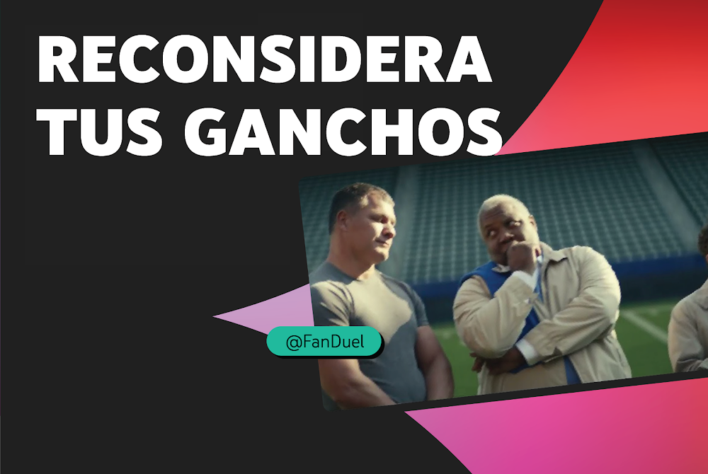 Imagen estática de un anuncio de FanDuel en el que se muestra una escena con jugadores y entrenadores de la Liga Nacional de Fútbol Americano (NFL) sobre el terreno de juego, con la frase "Reconsidera tus ganchos" superpuesta.