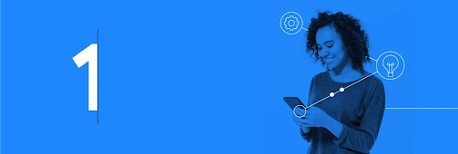 Mulher negra de cabelos cacheados sorri enquanto olha o celular, de onde sai uma linha que se liga a uma lâmpada e uma engrenagem.