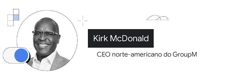 Aparece a foto de Kirk McDonald, CEO da América do Norte do GroupM, sorrindo. Ele é negro e tem cabelos bem curtos. Usa óculos e uma camisa branca por baixo de um blazer quadriculado.
