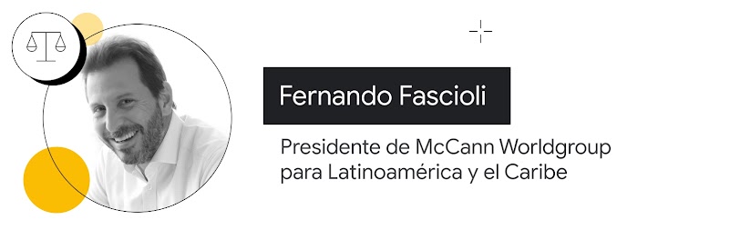 Una balanza que representa la equidad junto a la foto de Fernando Fascioli, presidente de McCann WorldGroup para Latam y el Caribe. Fernado tiene la piel clara, pelo marrón y barba. Lleva una camisa blanca.