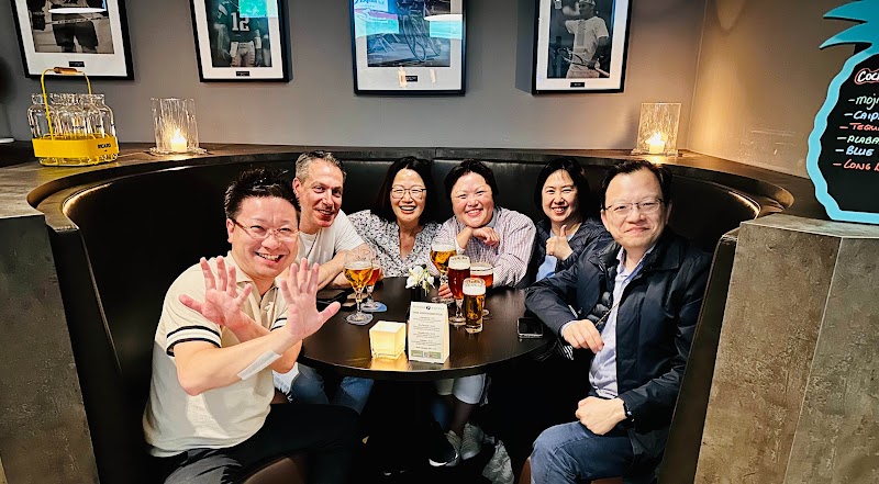 Amazing_與外國客戶合照