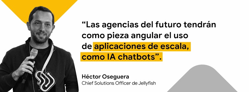 Fotografía en blanco y negro de Héctor Oseguera, Chief Solutions Officer de Jellyfish, junto a la frase: “Las agencias del futuro tendrán como pieza angular el uso de aplicaciones de escala, como IA chatbots”.
