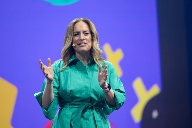 Es ist ein Foto von Debbie Weinstein auf der OMR Stage abgebildet.