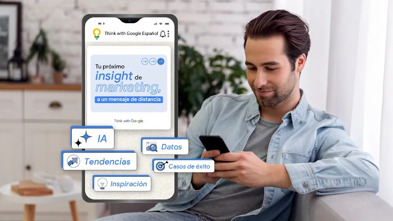 Un hombre con camisa de jean consulta su teléfono mientras sonríe. A su izquierda, una pantalla grande permite visualizar el nuevo canal de Think with Google en WhatsApp. Abajo, aparecen las palabras IA, Tendencias, Inspiración, Datos y Casos de éxito.