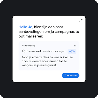 Een gebruikersinterface met de begroeting: "Hallo, Julia. Hier zijn een paar aanbevelingen om je campagnes te optimaliseren” Daaronder staat een aanbevelingskaart met het label "Aanbeveling 1/3", met een vergrootglaspictogram en de kop "Nieuwe zoekwoorden toevoegen +3%". De beschrijvende tekst op de kaart luidt: "Toon je advertenties aan meer klanten door relevante zoekopdrachten toe te voegen die je nu mist". Rechtsonder op de kaart staat een blauwe knop met "Toepassen".