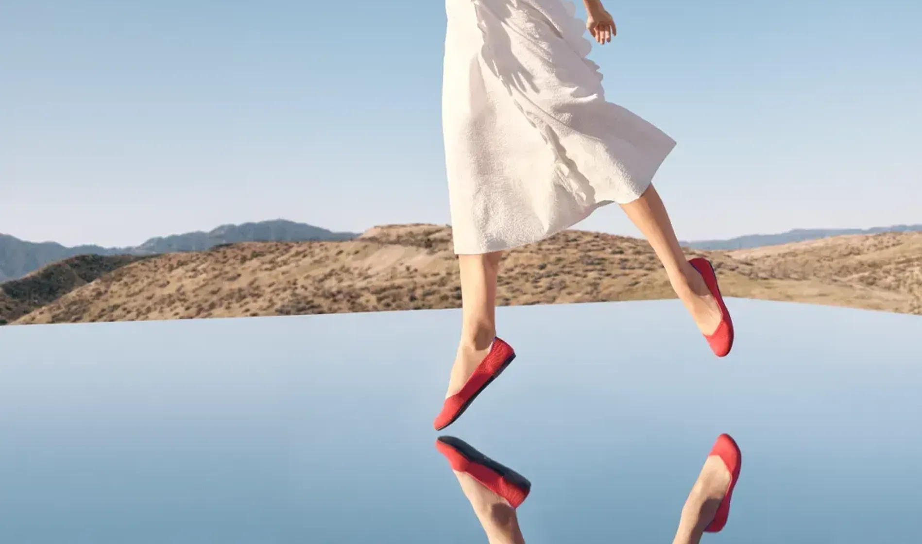 Modelo con zapatos Rothy's sobre un espejo en el desierto.