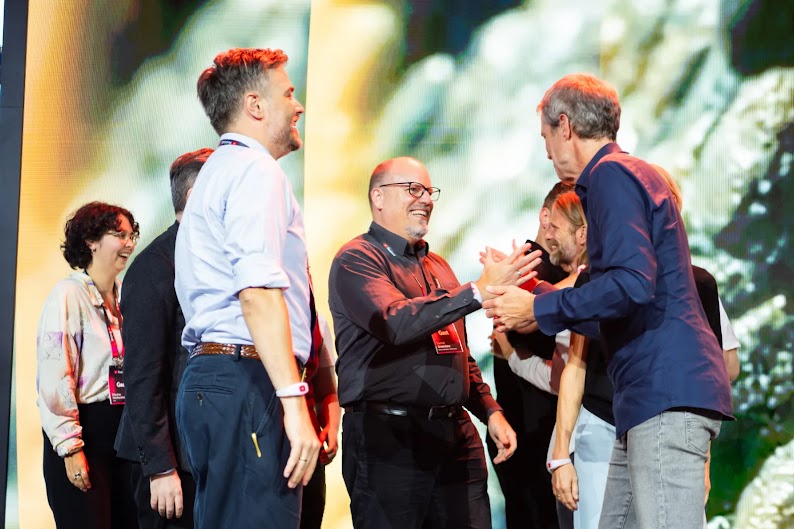 Veo3-Challenge-Gewinner Sparkasse bei der Gewinnerkürung auf dem YouTube Festival.