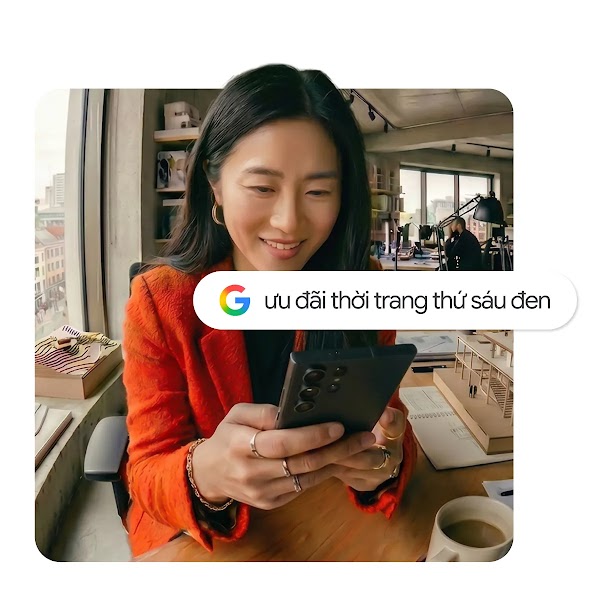 Nữ chủ doanh nghiệp mỉm cười xem chiến dịch quảng cáo khuyến mãi trên điện thoại thông minh tại văn phòng làm việc.