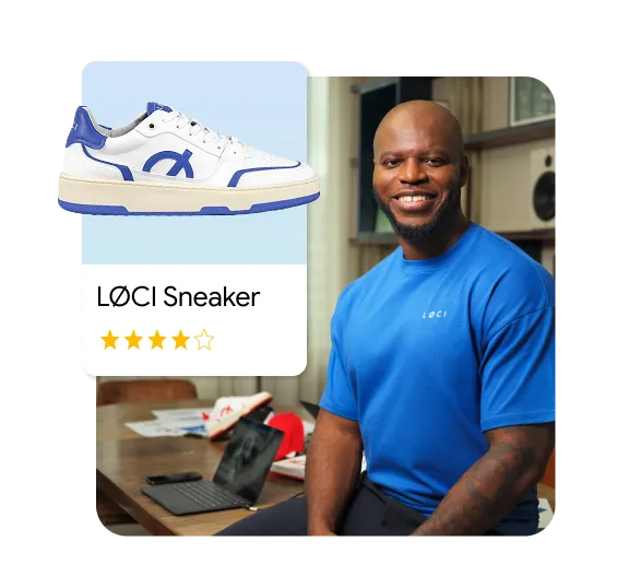 Une image composite numérique montrant un homme souriant portant un t-shirt bleu vif, assis dans un studio ou un bureau. Superposée dans le coin supérieur gauche, une fiche produit blanche affiche des « espadrilles LØCI », des chaussures blanches avec des accents bleus et une semelle beige. La fiche comprend une note de 4 étoiles. À l'arrière-plan flou, un bureau en bois soutient un ordinateur portable et du matériel de design. 
