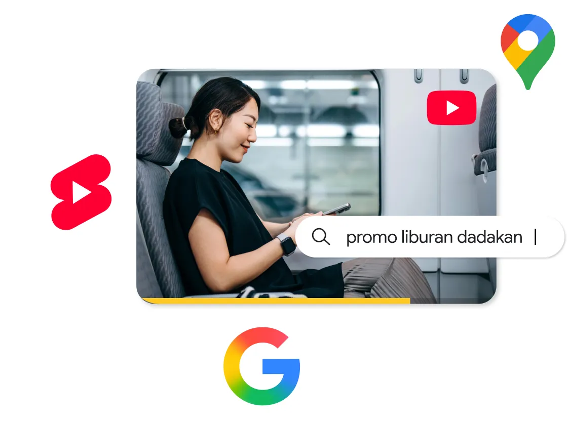 Seorang wisatawan menggunakan smartphone untuk mencari "promo liburan dadakan" saat berada di transportasi umum. Adegan ini dihiasi dengan berbagai logo ekosistem Google, termasuk Penelusuran, YouTube, dan Maps, yang menyoroti alat perencanaan perjalanan.
