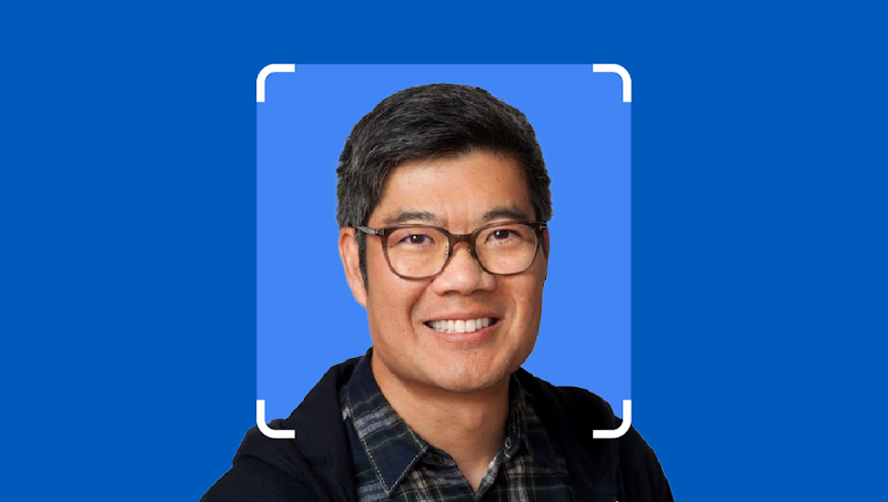 Portrait de Lou Wang sur fond bleu. Son visage est encadré par un carré comme sur l'application Google Lens
