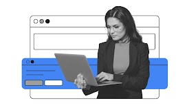 Una mujer morena con pelo largo y gafas mira su portáil que sujeta con las manos, detrás aparece un navegador web con un banner resaltado en color azul.