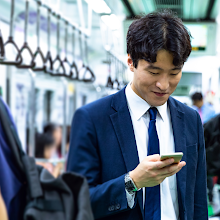 휴대전화를 사용 중인 남자