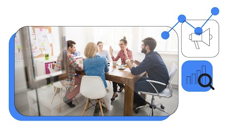 Un equipo de trabajo conversa en una oficina luminosa alrededor de una mesa de madera. La imagen está integrada en un diseño gráfico con íconos de una línea de tendencia, un megáfono y una gráfica de barras con una lupa sobre un fondo blanco y azul.