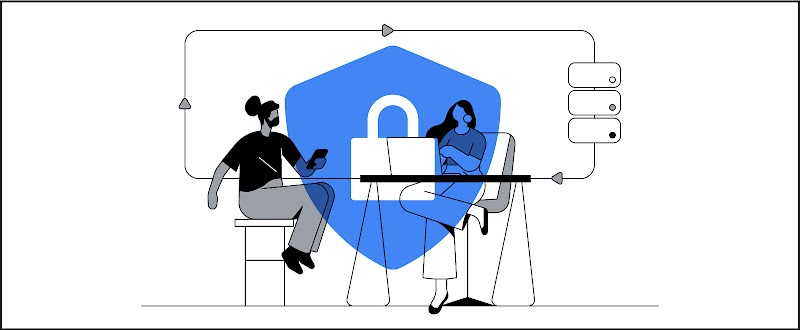 Un uomo con barba scura e capelli raccolti siede a un tavolo alto di una caffetteria di fronte a una donna mora con capelli lunghi e fluenti. Usa lo smartphone in tutta sicurezza mentre lei naviga sul Web sul suo laptop sapendo che i suoi dati sono protet