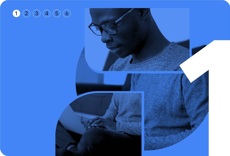 Capítulo 1 de 6. Una persona de piel oscura, con pelo corto y gafas está sentada con las piernas cruzadas y escribe en un portátil.