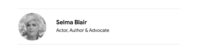 Oyuncu, yazar ve aktivist Selma Blair'in yakın çekimi. Kısa açık renkli saçı ve açık teni var ve üzerinde beyaz bir üst var.