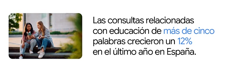 Dos mujeres jóvenes sentadas en unas escaleras al aire libre miran juntas un teléfono móvil. A la derecha, un texto informa que las consultas de educación de más de cinco palabras crecieron un 12% en España.