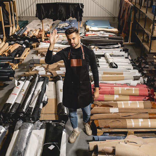 Oskar Lipiński, współwłaściciel DAAG, stoi w magazynie firmy.