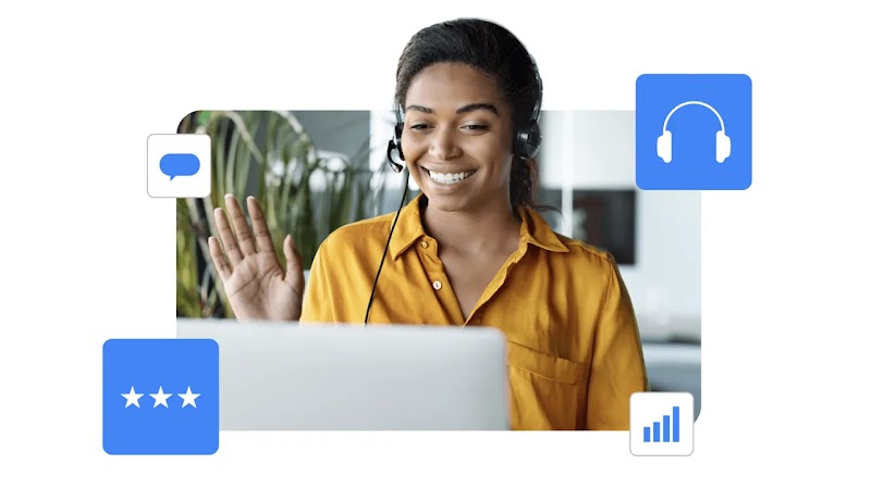 Retrato de uma mulher com camisa amarela, sorrindo, em frente a um computador, com ícones de: conversa, evolução, avaliação e escuta. 