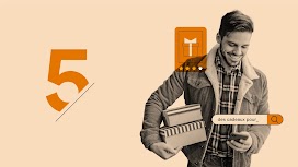 Une personne portant une chemise en flanelle, une veste en velours côtelé et un jean tient deux boîtes décoratives tout en recherchant des cadeaux sur son téléphone mobile.