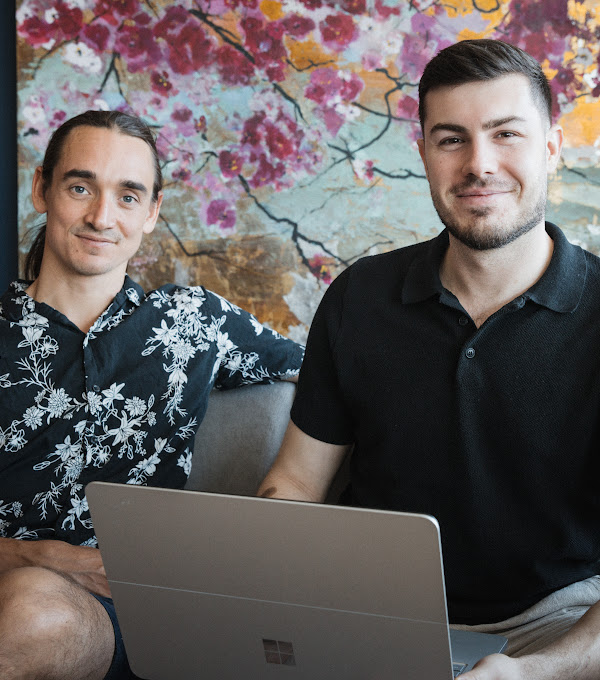 Des fondateurs assis dans un bureau